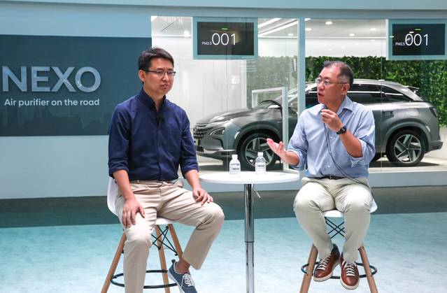 중국 상하이 신국제엑스포센터에서 열린 'CES 아시아 2018'에서 현대자동차와 '딥글린트'간의 기술 협력 파트너십에 대해 발표 중인 정의선 현대자동차 부회장 (사진 우측)과 자오용 딥글린트 CEO (사진 좌측).ⓒ현대차