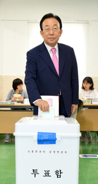 ▲ 김관용 지사가 13일 오전 안동 태화동 제4투표소에서 투표를 하고 있다.ⓒ경북도