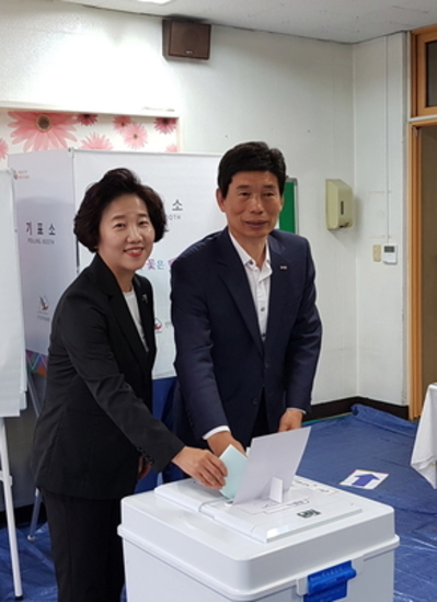 ▲ 자유한국당 이태훈 달서구청장 후보는 13일 오전 8시 달서구 상원중학교에서 부인 구경희씨와 함께 투표를 하고 있다.ⓒ이 후보측