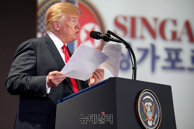 ▲ 지난 12일 美北정상회담 직후 기자회견에서 북한과의 합의 선언문을 들어 보이는 트럼프 美대통령. ⓒ싱가포르 스트레이트 타임스 케빈 림.