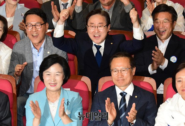 ▲ 13일 지방선거 출구조사를 접하고 환호하는 더불어민주당 지도부 ⓒ뉴데일리 이종현 기자
