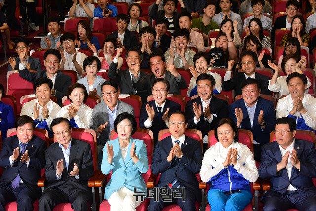 ▲ 더불어민주당이 13일 제7회 지방선거 및 국회의원 보궐 선거 결과를 지켜보는 모습. ⓒ뉴데일리 이종현 기자