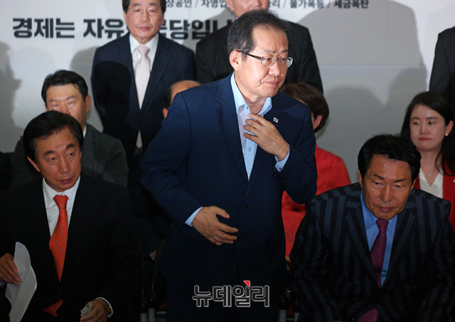 ▲ 홍준표 자유한국당 대표가 13일 오후 서울 여의도 당사에서 6.13지방선거 개표방송 출구조사 발표를 지켜보고 있다. ⓒ뉴데일리 이기륭 기자