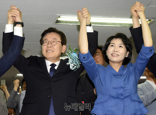 ▲ 이재명 더불어민주당 경기지사 후보가 13일 방송3사 출구조사를 확인하고 웃어보이고 있다. ⓒ뉴데일리 공준표 기자