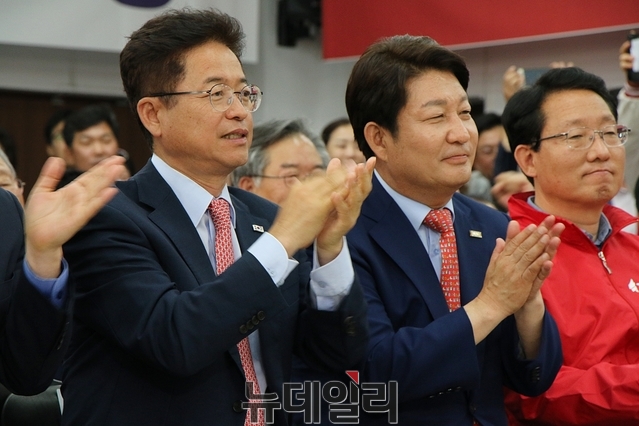 ▲ 13일 자유한국당 당사에서 방송3사 출구조사를 지켜보고 있는 이철우 경북도지사 후보(사진 왼쪽)와 권영진 대구시장 후보(사진왼쪽에서 두번째).ⓒ뉴데일리