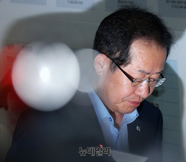 ▲ 13일 지방선거 출구조사 발표 직후 당사를 빠져나가는 홍준표 자유한국당 대표. ⓒ뉴데일리 이기륭 기자