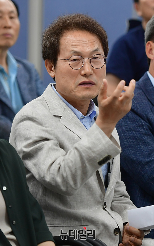 ▲ 13일 조희연 서울교육감 후보(사진·서울교육감)가 서울 서대문역 인근 선거캠프에서 지지자들과 개표를 지켜보고 있다. ⓒ뉴데일리 정상윤 기자