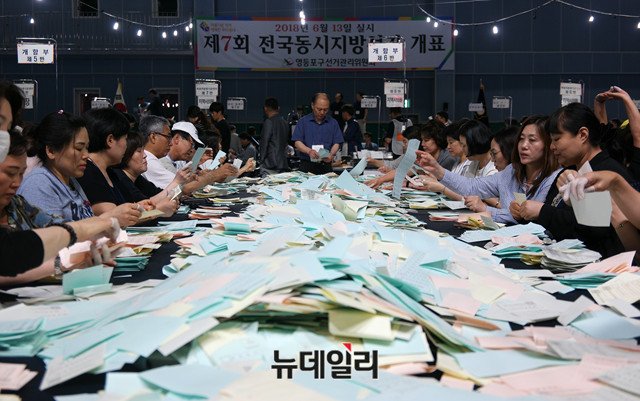 ▲ 영등포다목적배드민턴체육관 개표소 모습. ⓒ뉴데일리 이기륭 기자