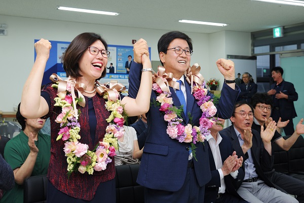 ▲ 당선 소식에 꽃다발을 목에 건 최교진 당선자.ⓒ최교진 선거사무소