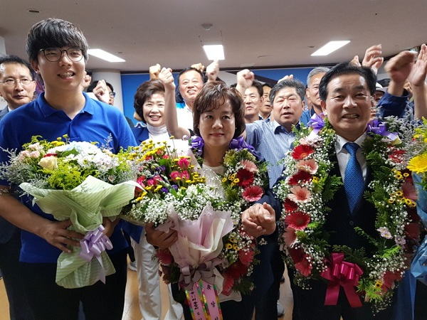 ▲ 송기섭 진천군수 당선자가 당선소식에 꽃다발을 목에 걸고 세레머니를 하고 있다.ⓒ송기섭 선거사무소