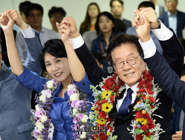 ▲ 이재명 더불어민주당 경기지사 후보와 부인 김혜경 씨가 13일 당선이 확실시 된 후 손을 맞잡고 들어보이고 있다. ⓒ뉴데일리 공준표 기자