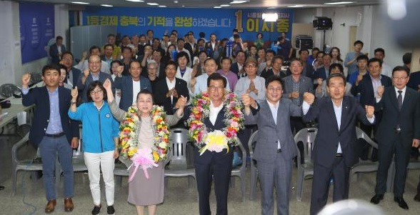 ▲ 이시종 민주당 충북도지사 당선자가 지지자들과 함께 당선이 확정된 후 만세를 외치고 있다.ⓒ이시종 선거사무소