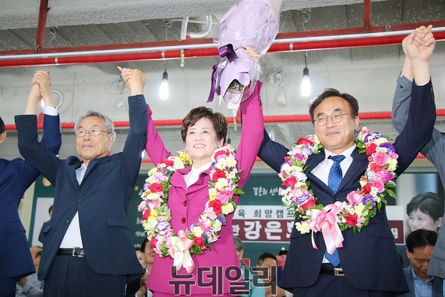 ▲ 강은희 대구시교육감 당선자가 13일 선거사무소에서 축하 꽃다발을 목에 걸고 지지자 환호에 손을 들어 인사하고 있다.ⓒ뉴데일리