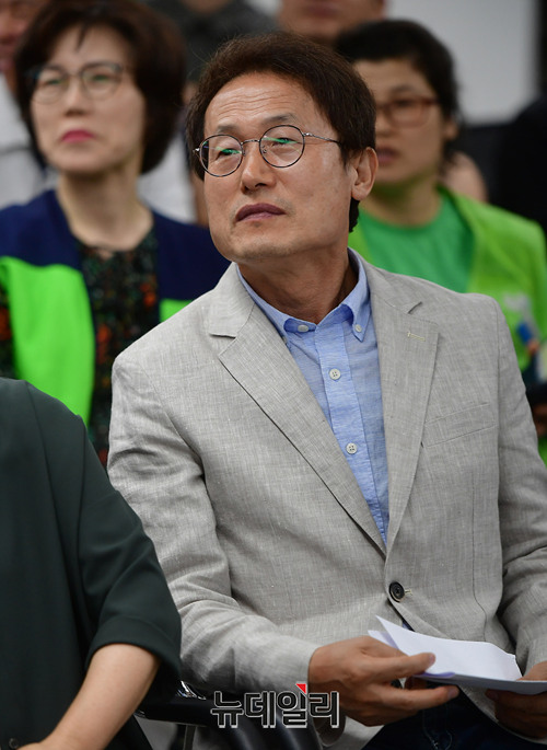 ▲ 조희연 서울교육감 후보가 13일 서울 서대문역 인근 자신의 선거 캠프에서 지지자들과 함께 개표를 바라보고 있다. 조 후보는 14일 0시 10분 현재 50.0%의 득표율을 기록하며 재선이 사실상 확정됐다. ⓒ뉴데일리 정상윤 기자