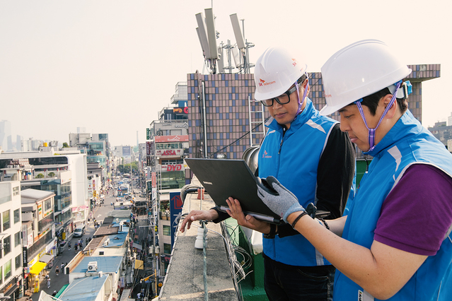 ▲ SK텔레콤 직원들이 월드컵 기간 중 길거리 응원이 열리는 서울 마포구 홍대 인근에서 기지국 용량 증설 작업을 하고 있는 모습. ⓒSK텔레콤