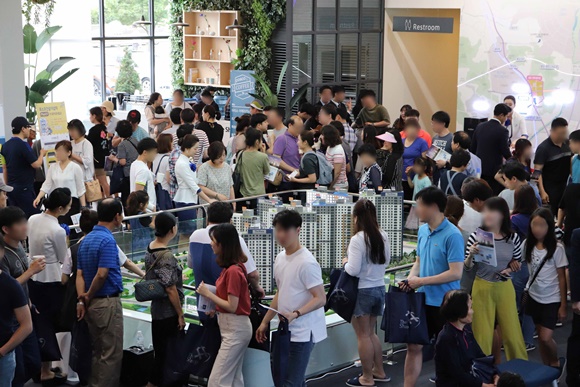 ▲ 자료사진. 기사 내용과 무관. '오산대역 더샵 센트럴시티' 견본주택 내. ⓒ포스코건설