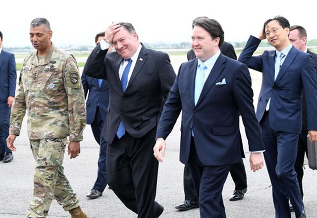 ▲ 빈센트 브룩스 주한미군 사령관, 마크 내퍼 주한 美대사 대리와 함께 걷는 폼페오 美국무장관. 만면에 웃음을 띤 얼굴을 보면 美北정상회담을 매우 성공적이라고 생각하는 것처럼 보인다. ⓒ뉴시스. 무단전재 및 재배포 금지.