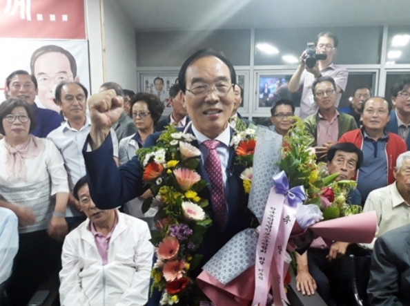 ▲ 6·13 지방선거 충북 보은군수 선거에서 3선에 성공한 자유한국당 정상혁 당선자가 자신의 지지자들과 기뻐하고 있다.ⓒ정상혁 선거사무소