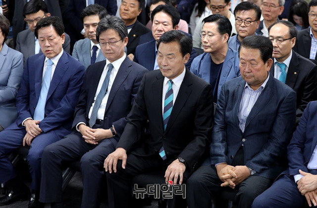 ▲ 바른미래당 유승민-박주선 공동대표, 손학규 상임선대위원장 등 당지도부가 13일 오후 서울 여의도 중앙당사에서 만련된 개표상황실에서 6·13 지방선거 출구조사 결과가 발표되자 침울한 표정으로 앉아 있다. ⓒ뉴데일리 공준표 기자