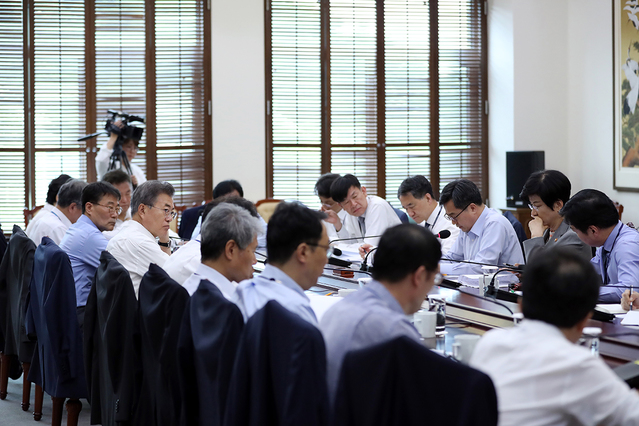 ▲ 문재인 대통령이 가계소득동향 점검회의를 주재하는 모습. ⓒ청와대 제공