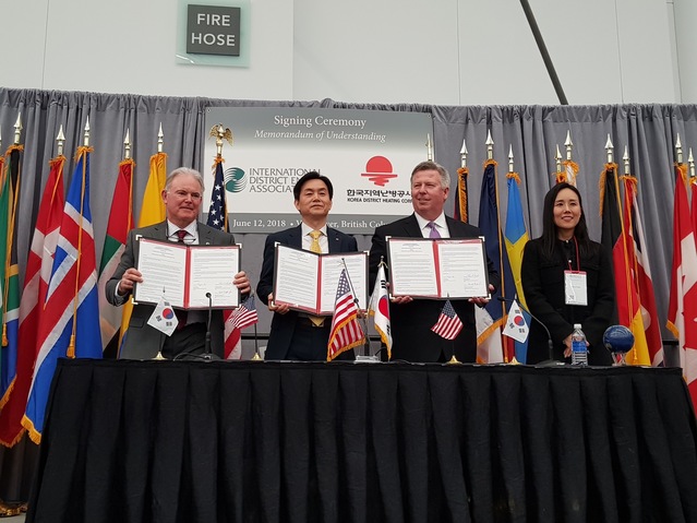 ▲ 왼쪽부터 IDEA 크리스 라이온스 의장, 지역난방공사 안용모 운전안전본부장, IDEA 랍소튼 협회장. ⓒ지역난방공사