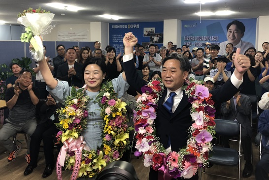 ▲ 13일 이후삼 당선인이 제천시 용두천로에 위치한 선거사무소에서 부인 김경아씨와 함께 당선인사를 하고 있다.ⓒ이후삼 선거사무소