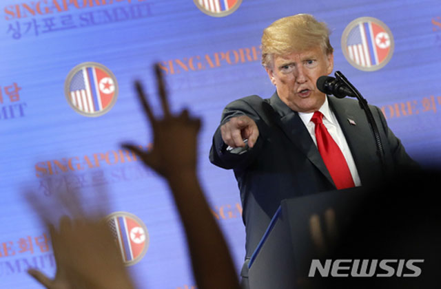▲ 지난 12일 美北정상회담이 끝난 뒤 기자회견 중인 트럼프 美대통령. ⓒ뉴시스. 무단전재 및 재배포 금지.