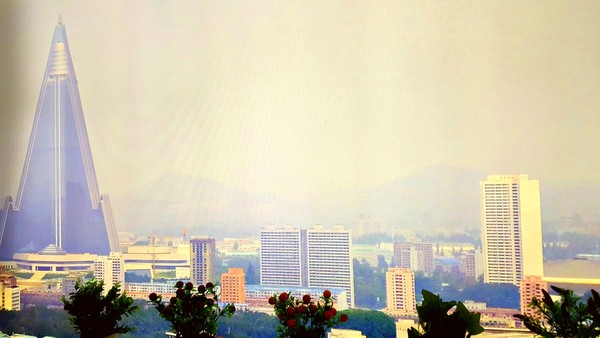 ▲ 평양의 고층빌딩을 배경으로한 '서울비엔날레 평양전 모델하우스'전경.ⓒ뉴데일리DB