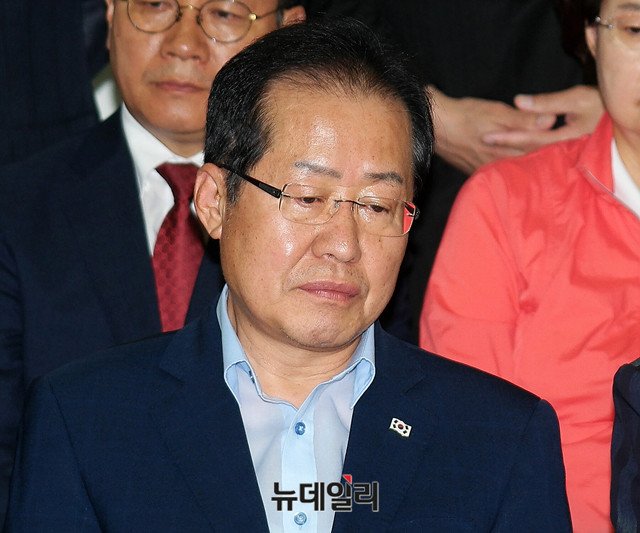 ▲ 13일 지방선거 개표를 지켜보고 있는 홍준표 자유한국당 대표. 홍 대표는 14일 대표직에서 물러났다. ⓒ뉴데일리 이종현 기자