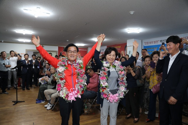 ▲ 백선기 칠곡군수 당선인이 당선 발표 후 부인과 함께 지지자들에게 감사인사를 표하고 있다.ⓒ백 후보측