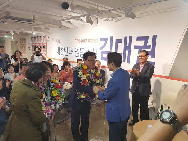 ▲ 김대권 수성구청장 당선자가 꽃다발과 함께 축하 인사를 받고 있다.ⓒ김대권 당선자측
