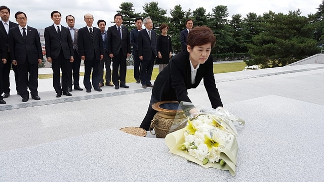 ▲ 강은희 대구시교육감 당선자가 당선 첫 일정으로 14일 앞산 충혼탑을 방문, 헌화하고 있다.ⓒ강 당선자측