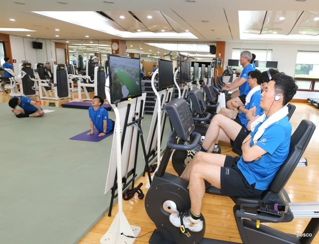 ▲ 새롭게 단장한 포항제철소 건강증진센터 메디컬 피트니스에서 임직원들이 열심히 체력을 단련하고 있다.ⓒ포스코