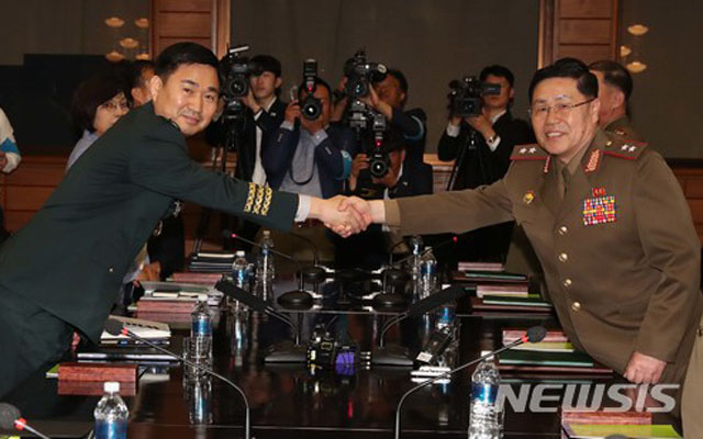 ▲ 14일 남북장성급회담을 시작하면서 악수하는 김도균 소장과 북한군 안익산 중장(한국군 소장에 해당). ⓒ뉴시스-공동취재단.무단전재 및 재배포 금지.