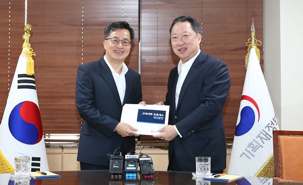 ▲ 박용만 대한상공회의소 회장(오른쪽)이 15일 정부서울청사에서 김동연 경제부총리 겸 기획재정부 장관을 만나 ‘규제개혁 프로세스 개선방안’을 전달하고 있다. ⓒ대한상의