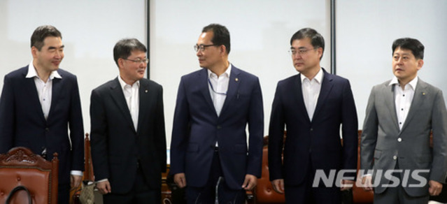 ▲ 14일 서울 중구 은행회관에서 열린 거시경제금융회의에서 美 금리인상 대응방안이 논의되었다. ⓒ뉴시스. 무단 전재 및 재배포 금지.