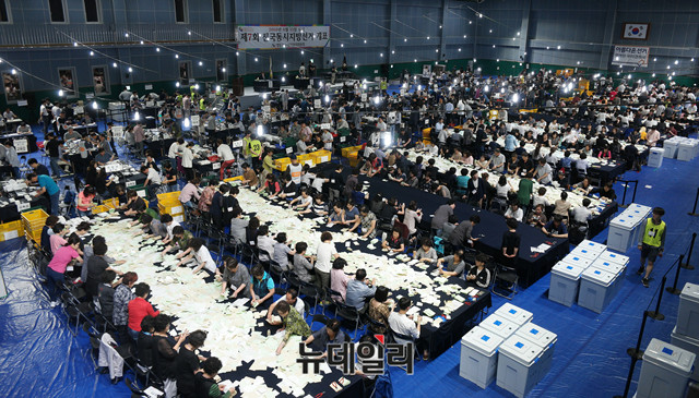 ▲ 제7회 전국동시지방선거 및 국회의원 재·보궐선거가 실시된 지난 13일 서울 영등포 다목적배드민턴체육관에 마련된 개표소 현장. ⓒ이기륭 기자