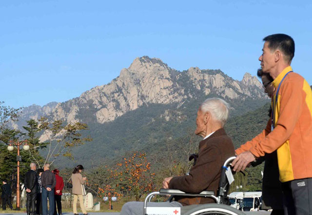 ▲ 금강산 관광이 곧 재개되는 걸까. 사진은 2015년 10월 이산가족 상봉행사 당시 외금강 호텔 앞을 거니는 이산가족들. ⓒ뉴시스. 무단전재 및 재배포 금지.