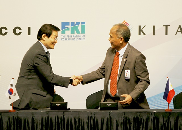 ▲ 주양규 SK건설 부사장(좌)과 알폰소 쿠시 필리핀 에너지부 장관이 투자의향서 서명 후 인사를 나누고 있다. ⓒSK건설