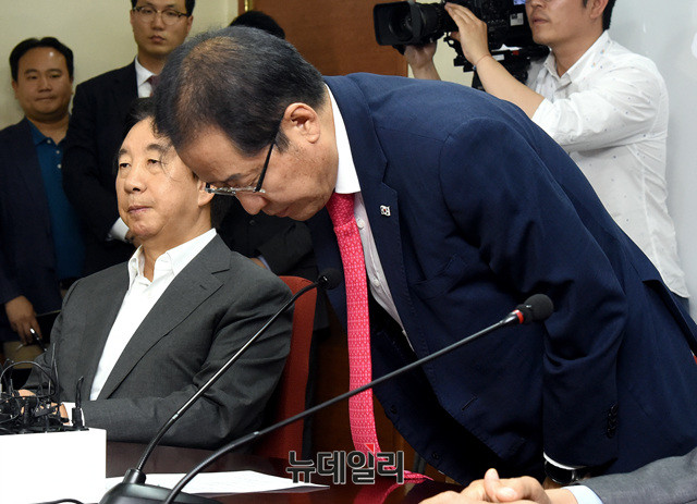 ▲ 대표직에서 물러나며 고개 숙여 인사를 하는 홍준표 전 자유한국당 대표. 그 옆의 김성태 원내대표가 잠시 권한대행을 맡는다. ⓒ뉴데일리 공준표 기자
