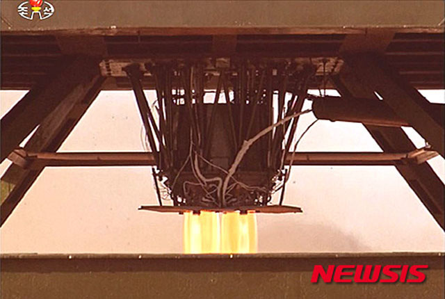 ▲ 2017년 3월 북한이 동창리 시험장에서 '백두산 로켓' 연소시험을 했을 때 모습. 국제사회는 이 로켓이 舊소련이 개발한 RD-250 계열일 것으로 추측하고 있다. ⓒ뉴시스. 무단전재 및 재배포 금지.