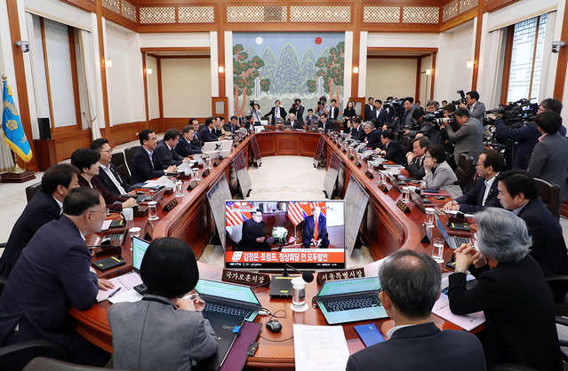 ▲ 지난 12일 국무회의 당시 모습. 정부 관계자들이 미북정상회담을 보고 있다. ⓒ청와대 제공