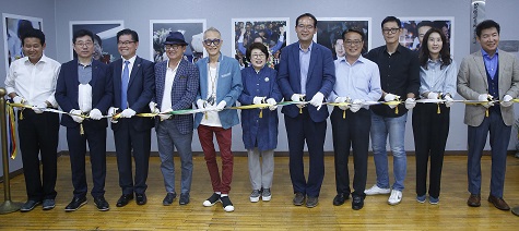 ▲ 14일 서울 종로구 상명대 예술·디자인센터 갤러리에서 제7회 전국동시지방선거 사진전 '한라에서 DMZ'까지 행사 오픈식이 진행되고 있다. ⓒ상명대