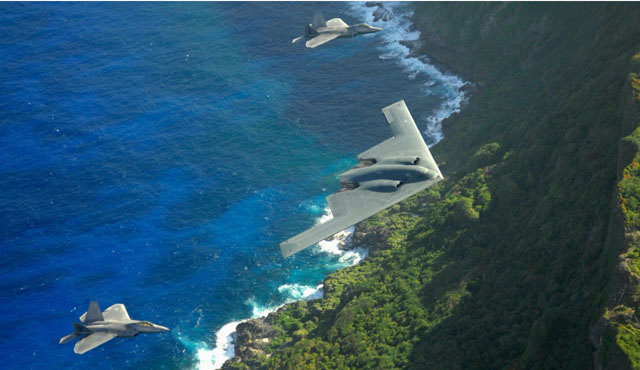 ▲ 괌 상공을 저공비행하는 B-2 스피릿 스텔스 폭격기와 F-22 랩터 스텔스 전투기 편대. ⓒ美공군 공개사진.