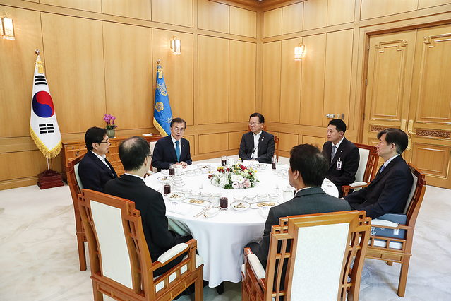 ▲ 15일 문재인 대통령이 검경수사권 관련 기관장을 청와대로 불러 오찬하는 모습. ⓒ청와대 제공