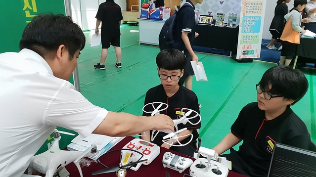 ▲ 대구과학대가 15일 대구학생문화센터에서 열린 ‘2018 교육기부 진로체험 인증기관 박람회’에 선보인 ‘측량장비 전시 및 측량드론 체험관’을 학생들이 관람하고 있다.ⓒ대구과학대학교