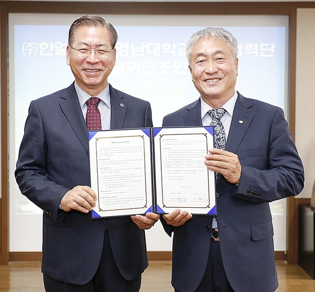 ▲ 지난 14일 영남대와 한얼누리가 기술이전계약을 체결했다.(왼쪽부터 영남대 서길수 총장, 한얼누리 권택조 대표)ⓒ영남대학교