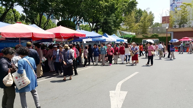 ▲ 지난 해 2017년 수성구 자매도시 특산물 판매장터 모습.ⓒ수성구청