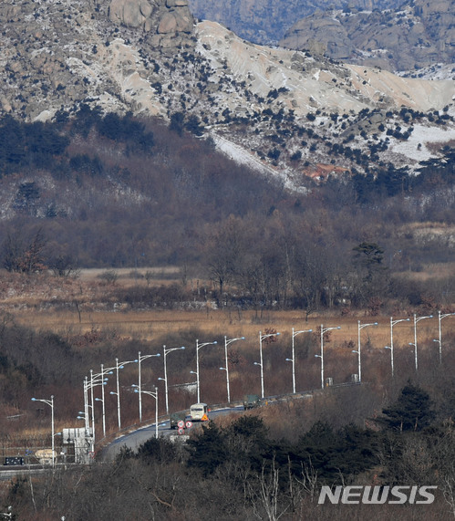 ▲ 북한 금강산지구로 향하는 차량. ⓒ 사진 뉴시스