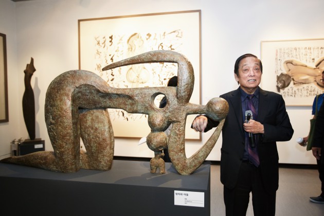 ▲ 한메이린 작가가 지난 5일 오전 서울 서초구 서초동 예술의전당 서울서예박물관에서 열린 기자간담회에서 직접 작품을 설명하고 있다.ⓒ예술의전당